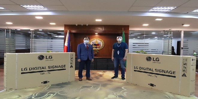 1 L-R- LGEPH Managing Director Mr. Inkwun Heo and Pasig City Mayor Vico Sotto