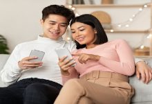 Korean,Spouses,Using,Mobile,Phones,Browsing,Internet,And,Recommending,Apps