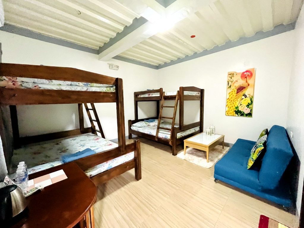 Mondy-and-Goldys-Beach-Resort-two-bunk-beds