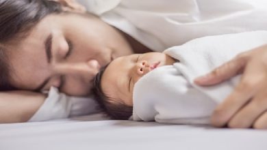 Closeup,Portrait,Of,Beautiful,Young,Asian,Mother,Kissing,Her,Newborn