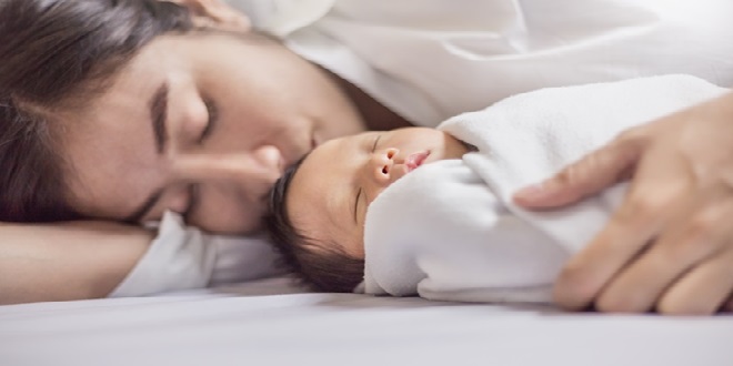 Closeup,Portrait,Of,Beautiful,Young,Asian,Mother,Kissing,Her,Newborn