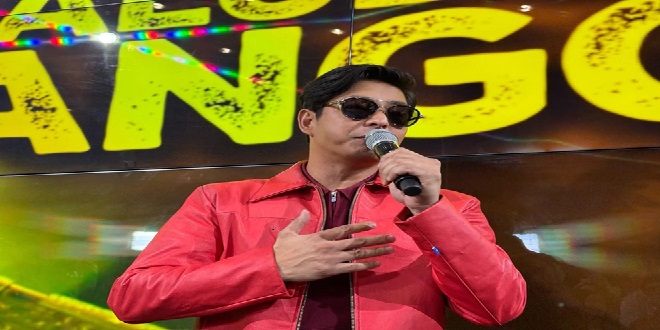 Coco Martin greets the crowd at the Saludo Kay Tanggol grand Kapamilya welcome 4